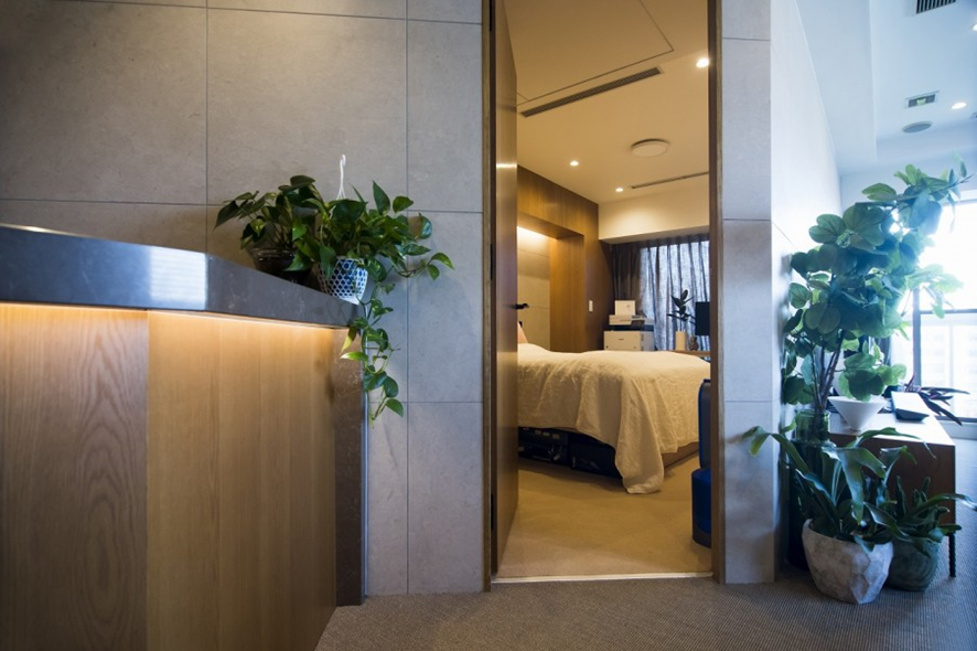 ホテルライクな寝室実例：照明計画にもこだわったモダンな寝室