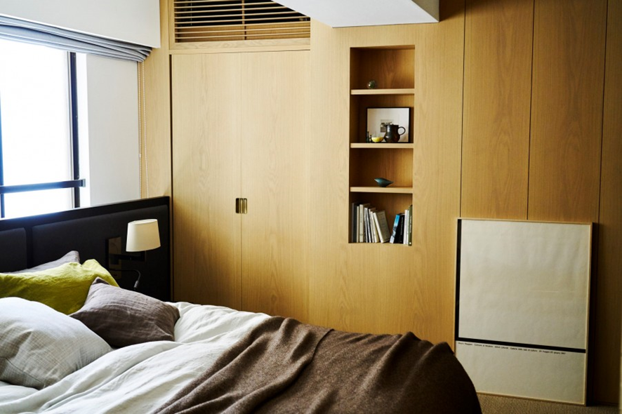 ホテルライクな寝室実例：壁面収納が充実した高級感ある寝室