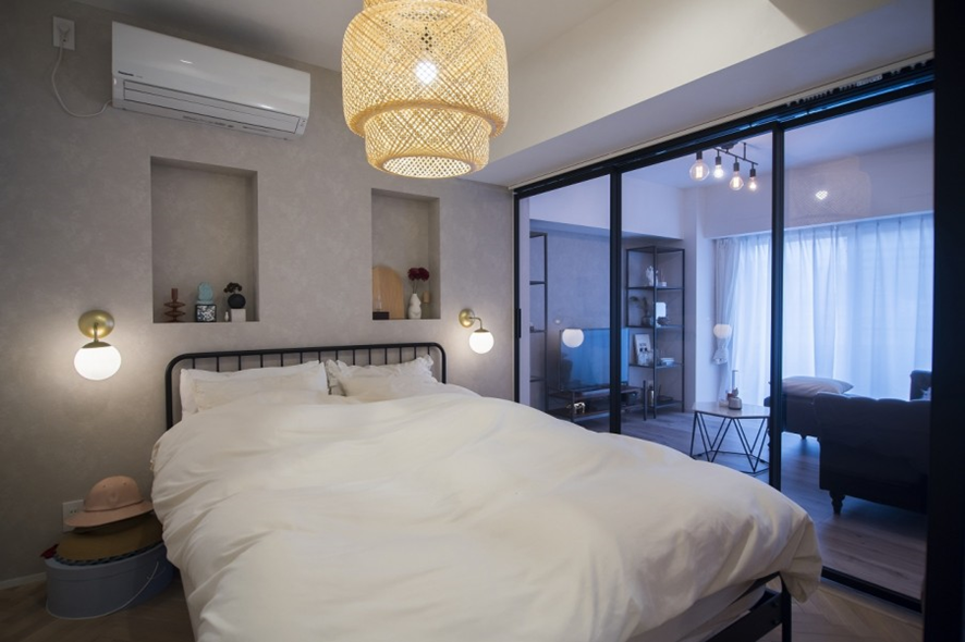 ベッドの両サイドに配されたブラケットライト