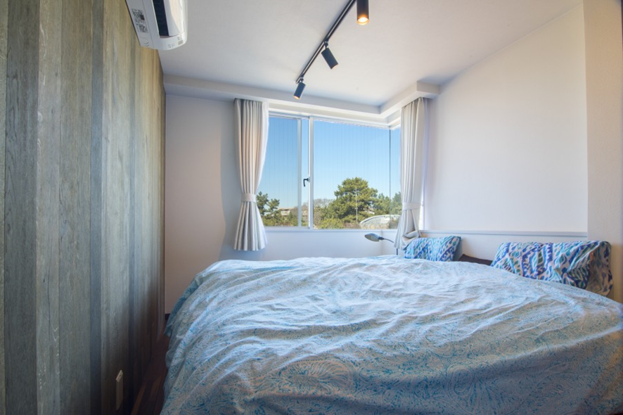 ホテルライクな寝室実例：西海岸リゾート風の寝室