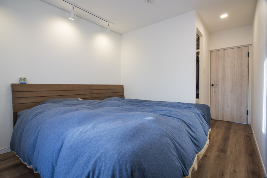 ホテルライクな寝室実例：海を感じる落ち着いた寝室