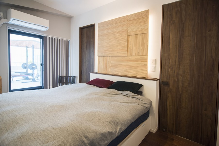 ホテルライクな寝室実例：ラウンジ空間のあるアーバンリゾートな寝室