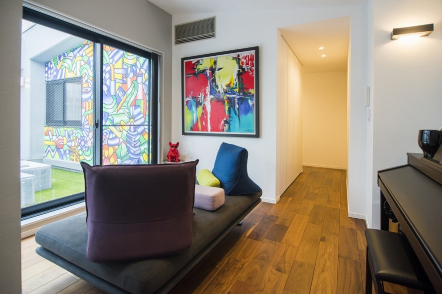 寝室の手前に設けたのはラウンジスペース