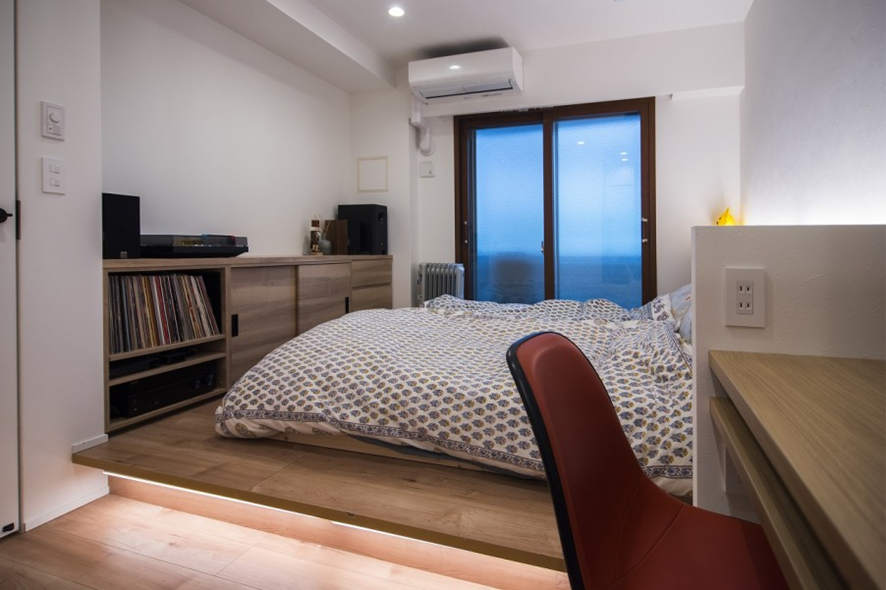 ホテルライクな寝室実例：旅館風の小上がりベッドがある寝室