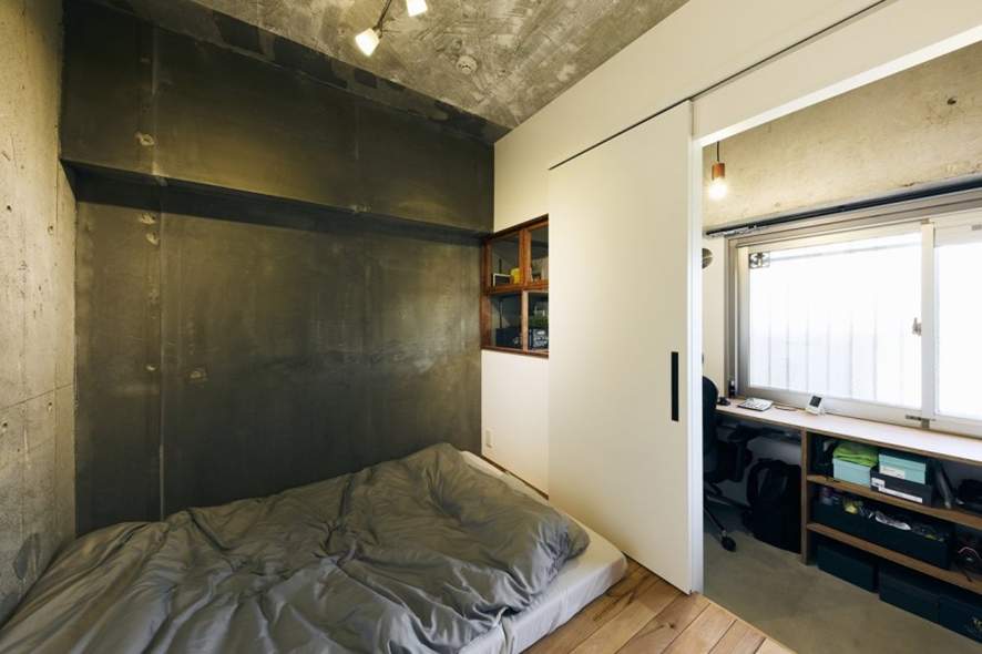 ホテルライクな寝室実例：モノトーン×木をミックスした寝室