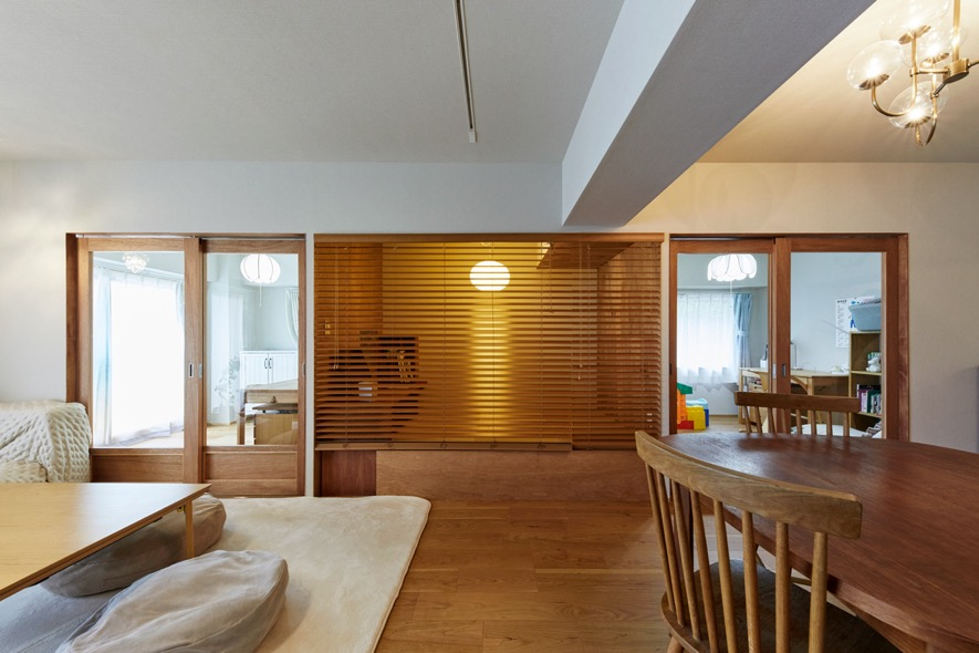 ブラインドを下ろして小上がり全体を目隠しすることができます