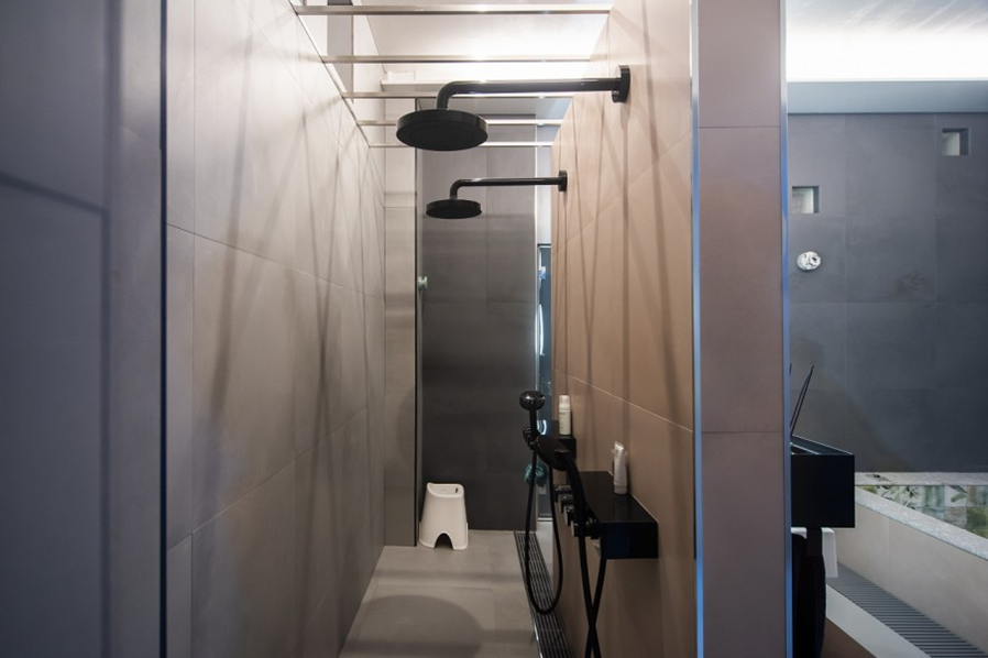 裏側はシャワースペース