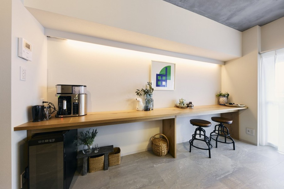 家族が思い思いに使うリビングのカウンター