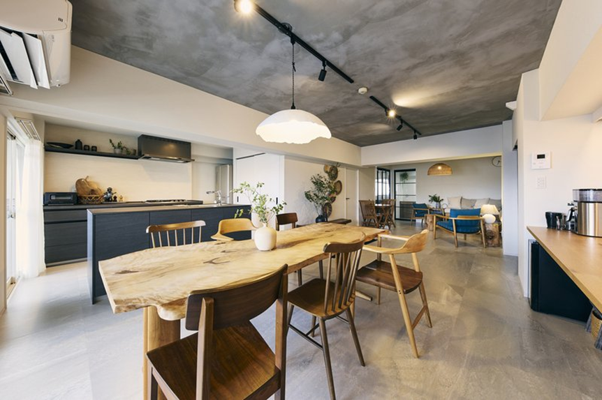 あえて違うデザインのチェアを組み合わせたダイニング