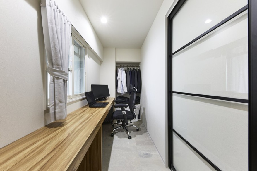 リビングの奥のガラス戸の先にあるワークスペース