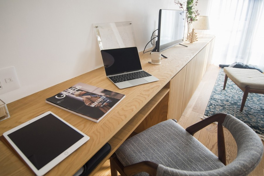 デスク部分には棚板が設けられ、パソコンケースなどを収納できます