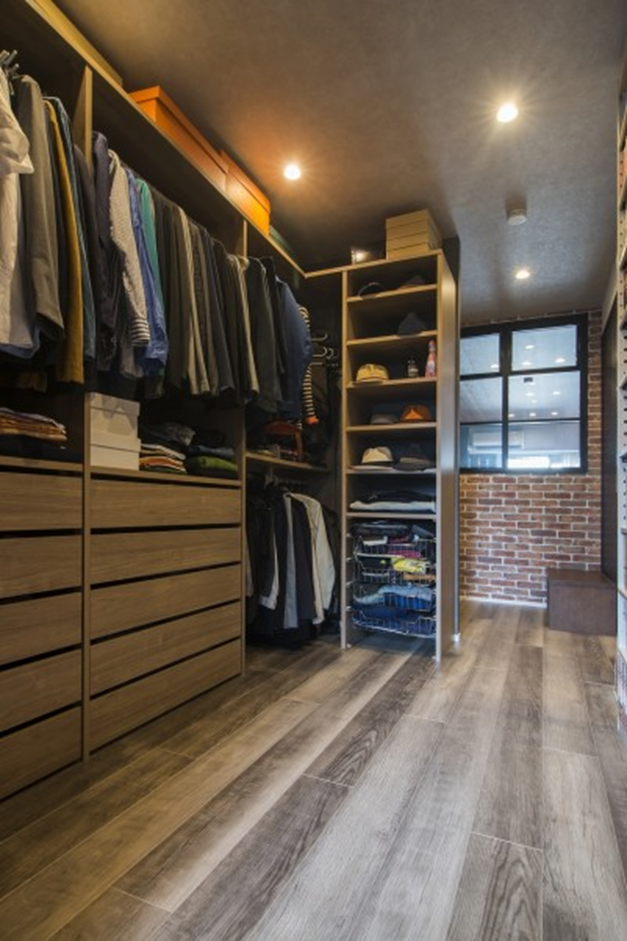 ウォークインクローゼットの奥がワークスペース