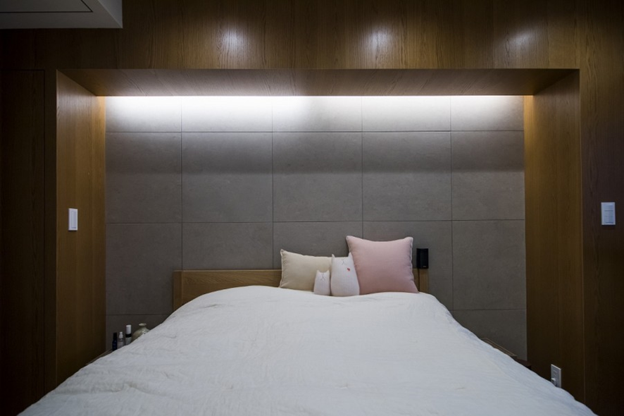 【寝室】枕側の壁をデコレーションする