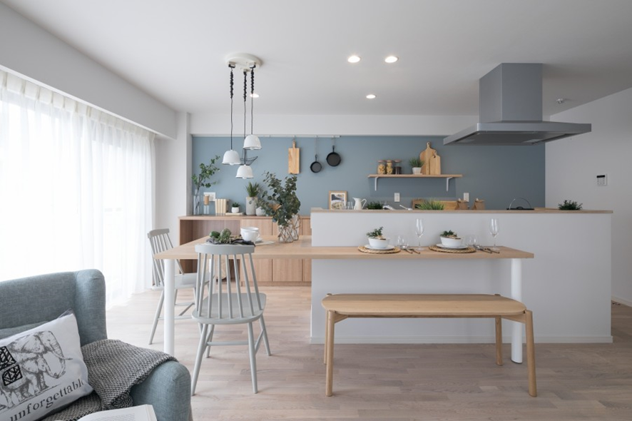 壁一面にアクセントクロスを張る