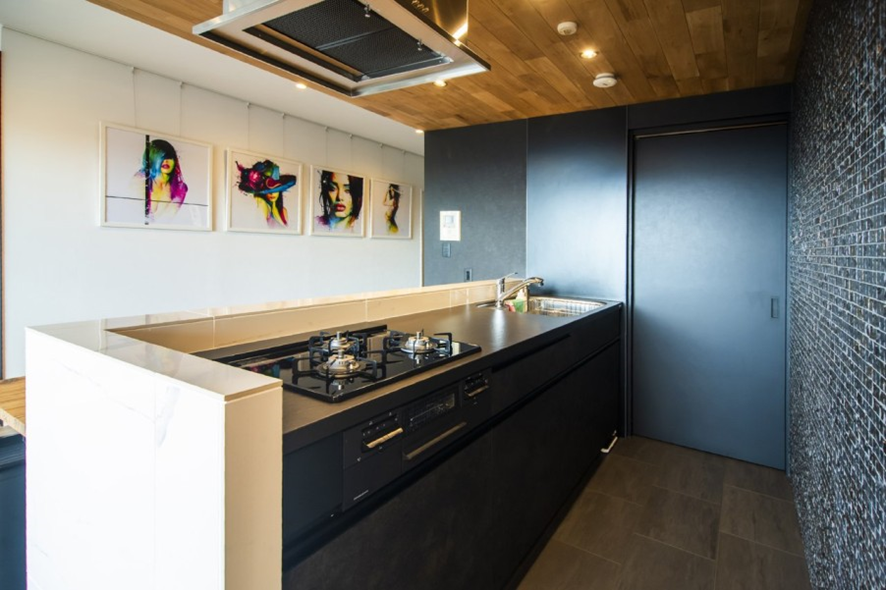 ピクチャーレールにアートを飾る