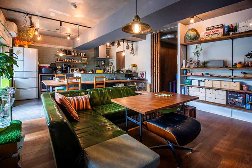 庭の緑と調和するグリーンの壁