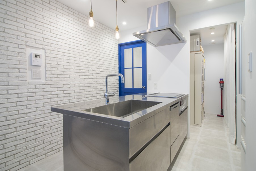 キッチンに隣接したユーティリティルームを設置