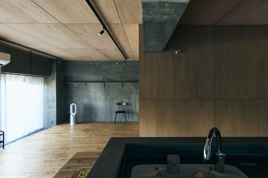 躯体現し×モールテックス×ラワン合板を組み合わせた壁