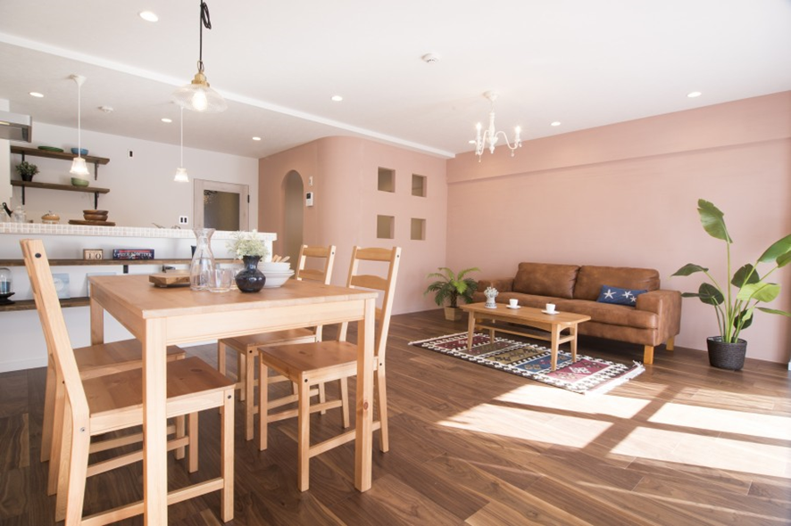 ヨーロピアンなピンクのアール壁