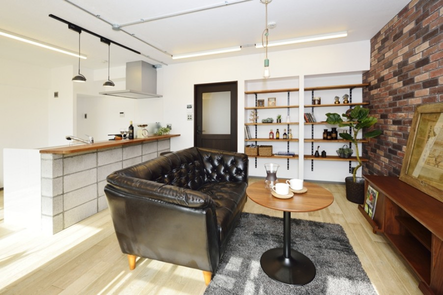 躯体現し×ペンキ塗装のヴィンテージな壁