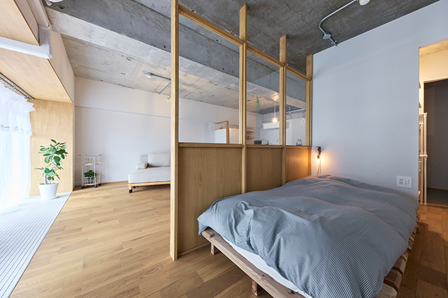 カウンター下には書類や小物が収まるニッチ収納を設け、作業効率と収納力を両立しました