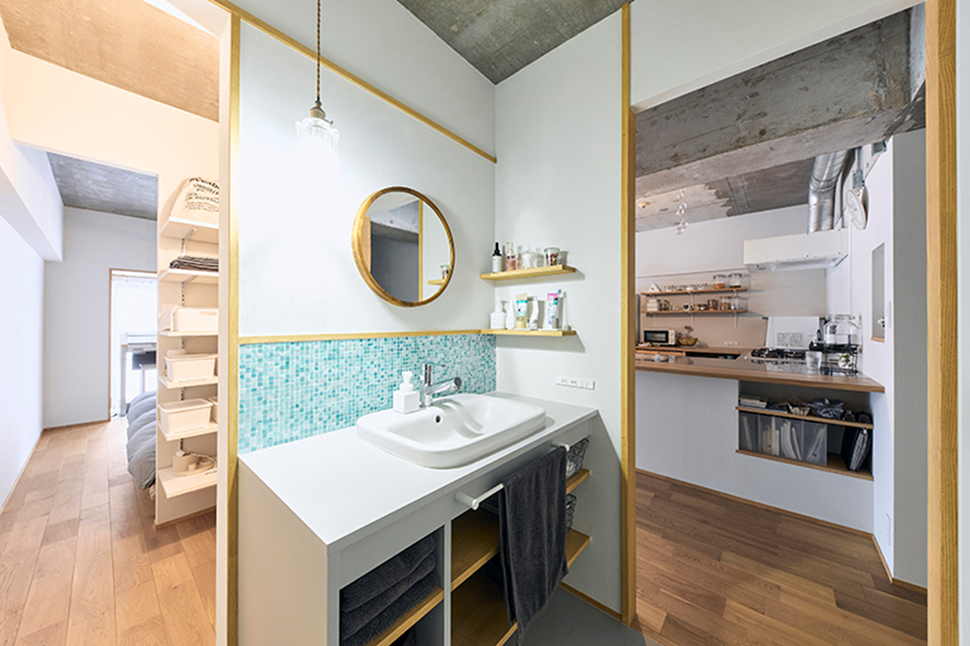 寝室には掃除がしやすい2分割の造作ベッドを設置し、枕元にはお気に入りのブラケットライトを配しています