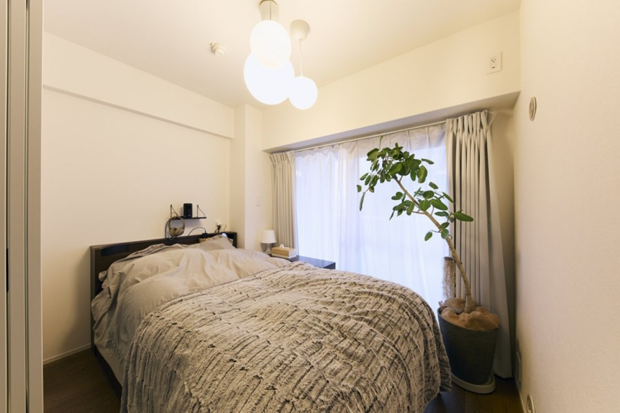 リビングと寝室のペンダントライトには調色可能な特殊電球を採用