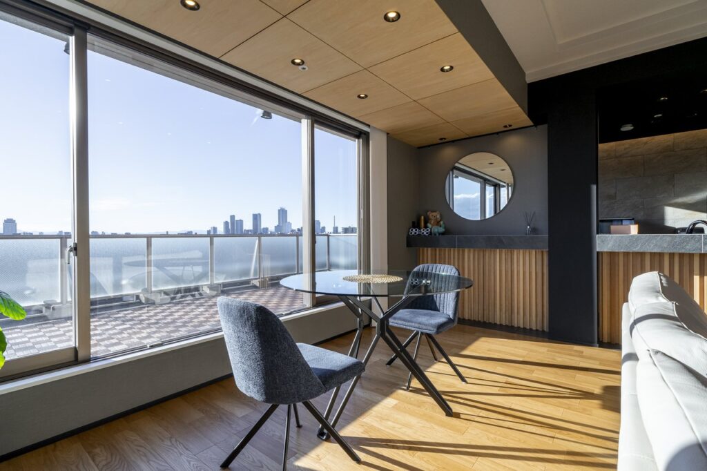 事例①：和モダンの高級リビング