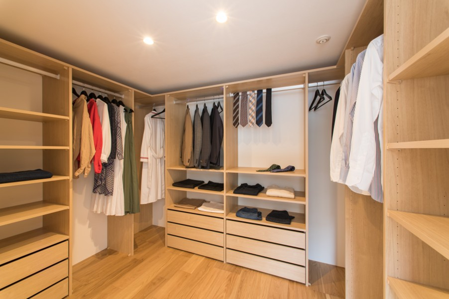 ウォークインクローゼットのメリット・デメリットとは？後悔しない収納選びのために知っておくべきこと

